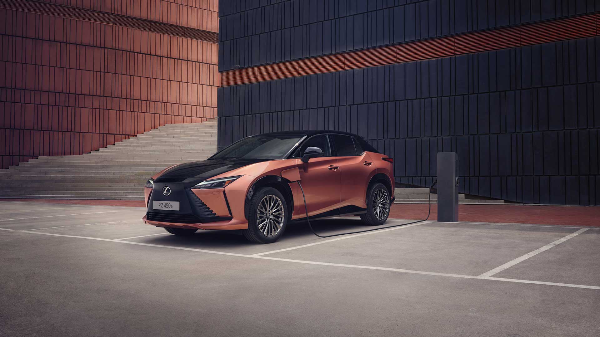 Ein Lexus RZ an einer Ladestation angeschlossen