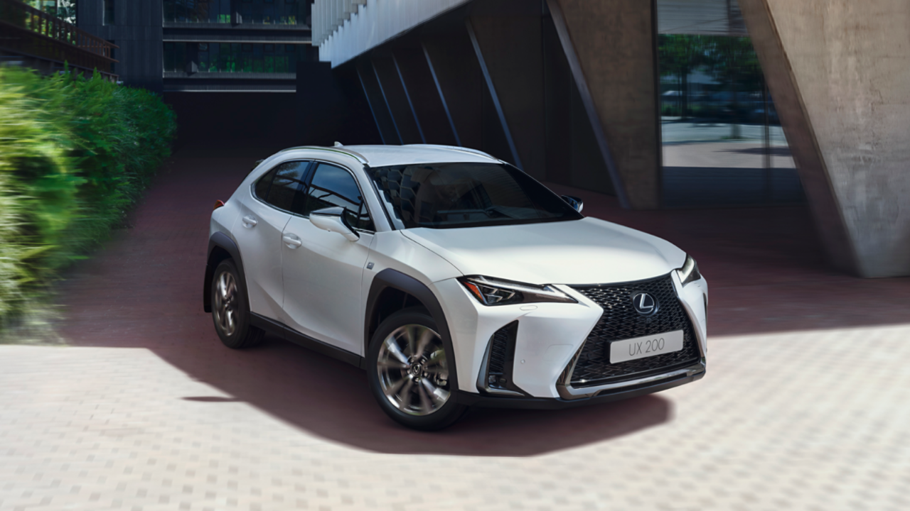 Lexus UX 250h von vorne parkend