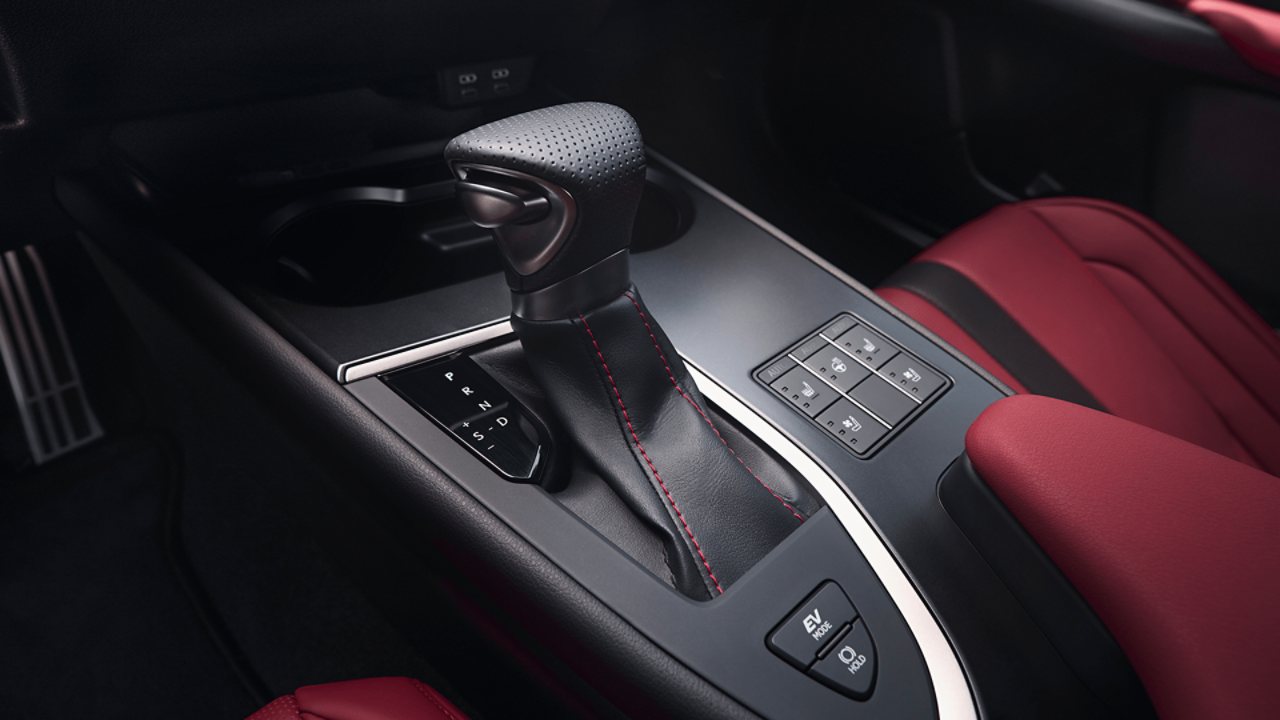  A Lexus UX gear stick