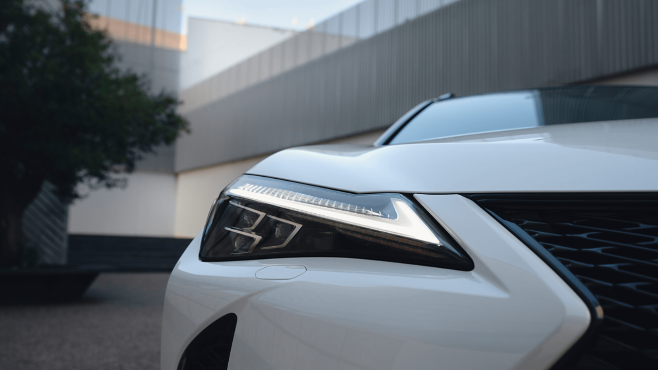 Lexus UX 250 vergrößerte Frontansicht mit Scheinwerfer