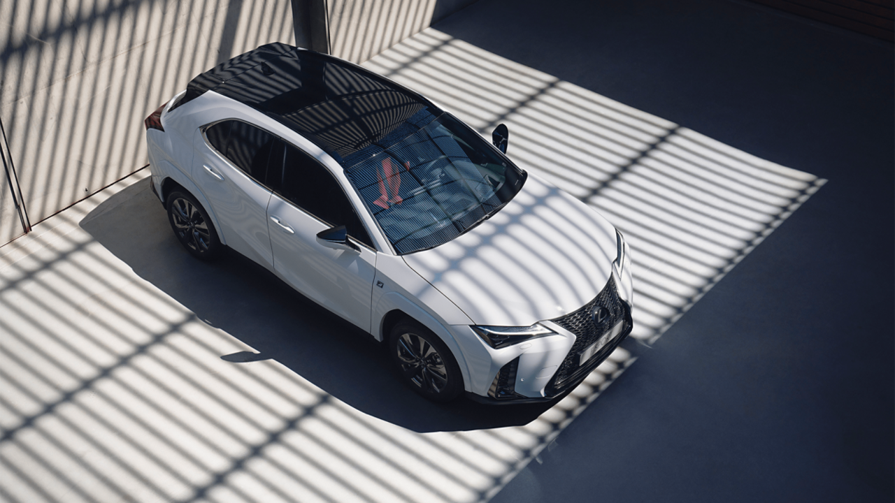 Weißer Lexus UX von oben 